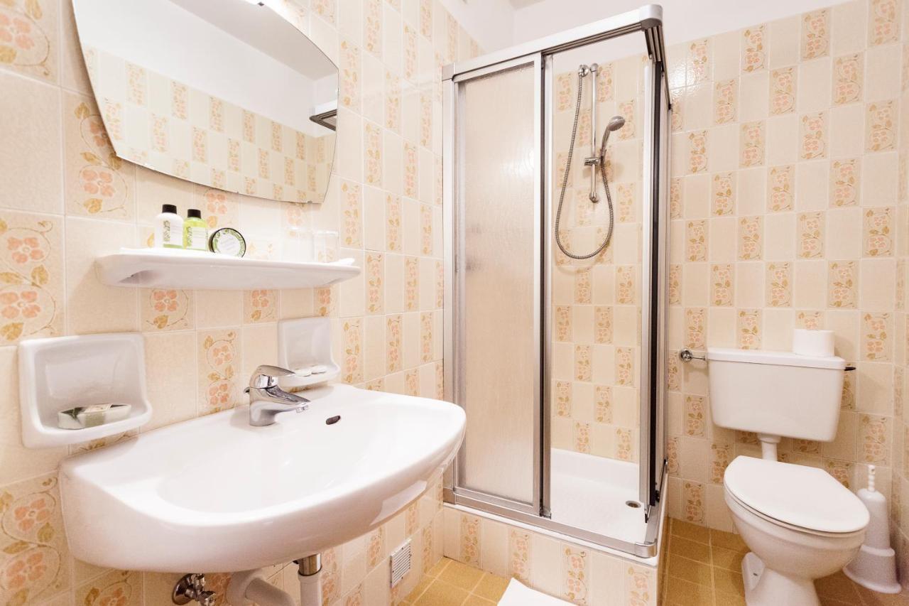 Bed and Breakfast Pension Rebgut Лана Екстер'єр фото